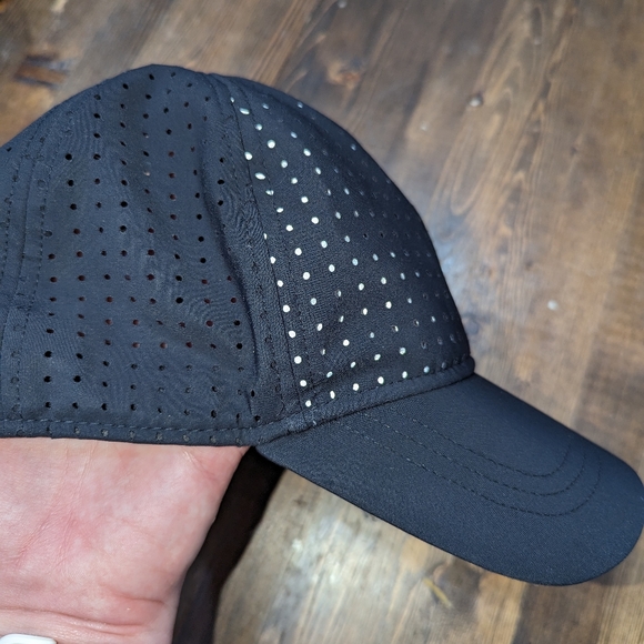 Lululemon black reflective running hat - Picture 5 of 5